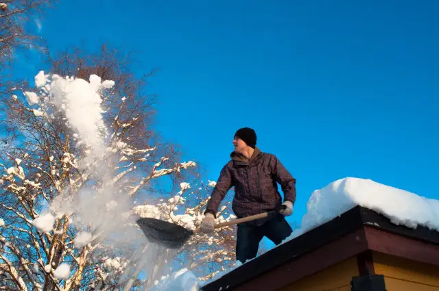 Jak odśnieżać dach bez ryzyka: skuteczne metody i porady bezpieczeństwa