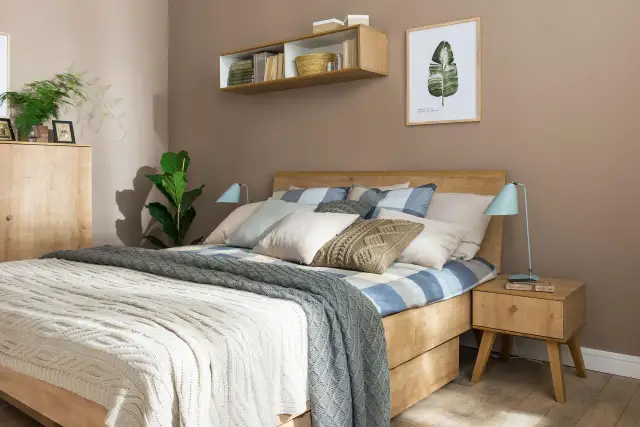 Jak udekorować łóżko w sypialni - 10 inspirujących pomysłów na stylizację