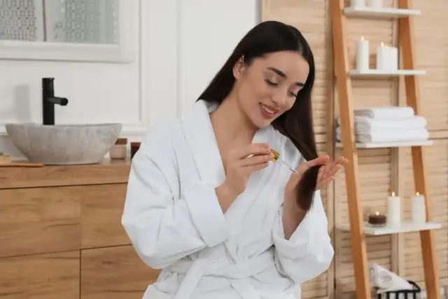 Czy olejek do włosów się spłukuje? Uniknij obciążenia i tłustości