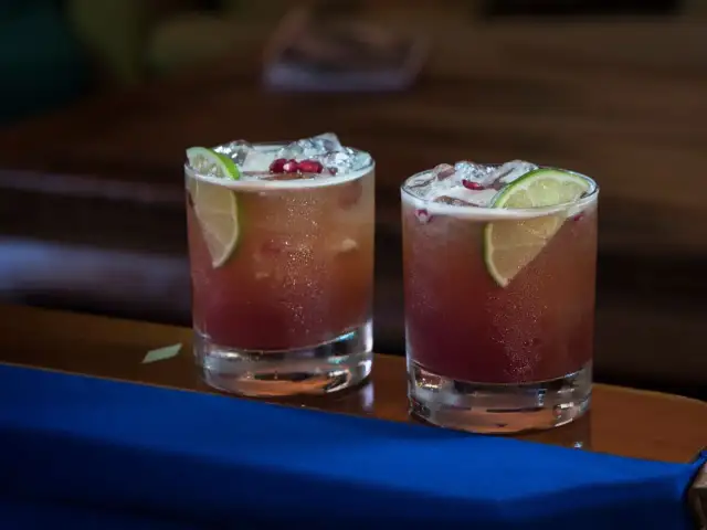 Pyszne drinki z sokiem z granatu, które zachwycą Twoich gości