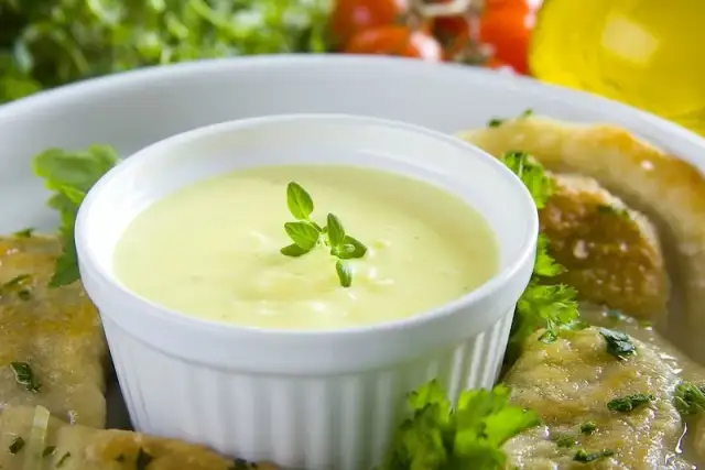 Prosty przepis na pyszny sos serowy z serka topionego w kilka minut