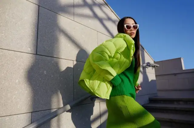 Jaką bluzkę do zielonej spódnicy wybrać, aby zachwycić stylem?