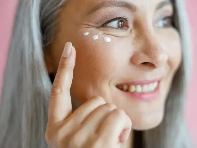 Jaki korektor pod oczy po 50, aby ukryć zmarszczki i cienie?