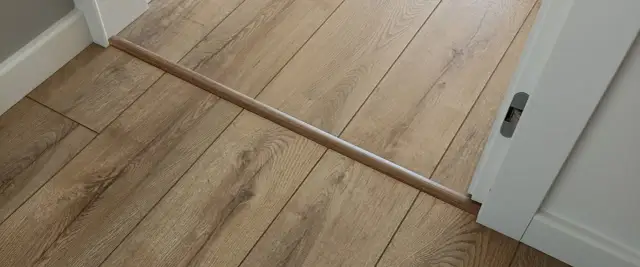 Jaką dylatację zastosować przy panelach podłogowych, aby uniknąć uszkodzeń?