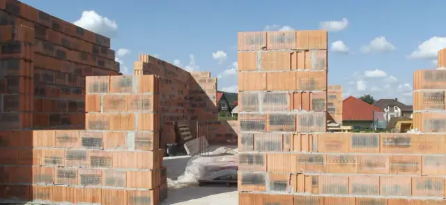 Jakie wymiary ma cegła i dlaczego są ważne w budownictwie