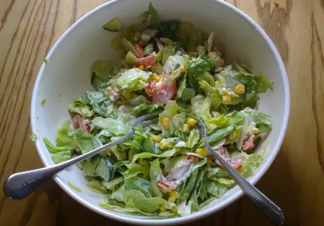 Co zjeść z sosem czosnkowym? Sprawdź najlepsze dania i proste przepisy