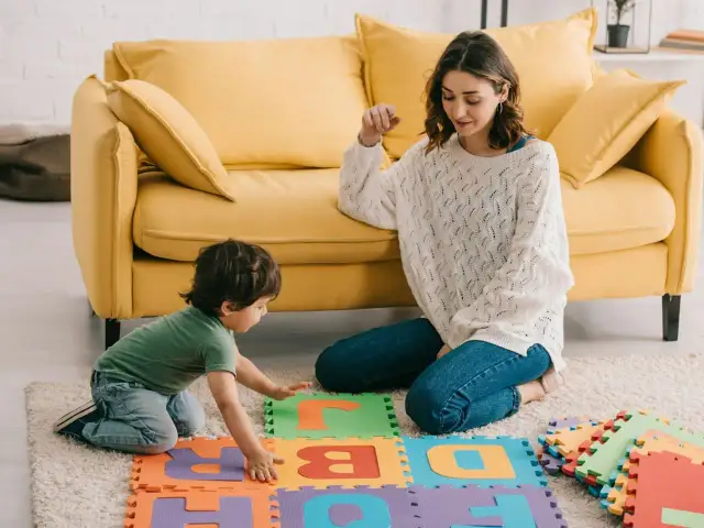 Jaką matę edukacyjną kupić, aby wspierać rozwój dziecka?