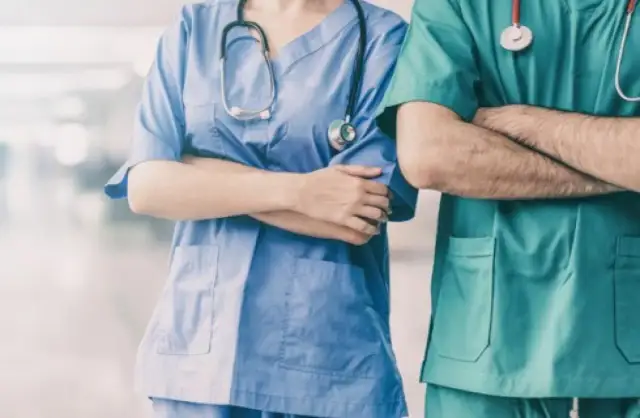 Ile zarabia lekarz rezydent netto? Zaskakujące różnice w wynagrodzeniach