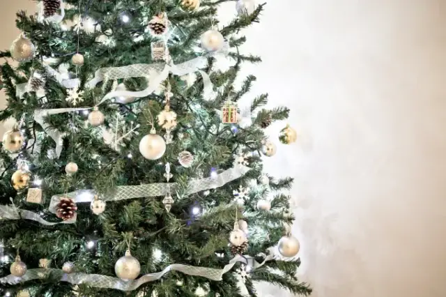 Poznaj niezwykłą symbolikę choinki i jej znaczenie w tradycji świątecznej