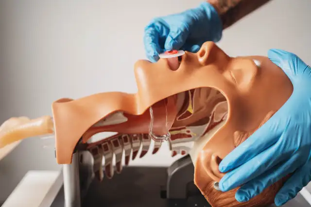 Ile trwa kurs pierwszej pomocy? Dowiedz się, co wpływa na czas trwania