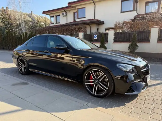 E63 AMG Mercedes-Benz: Niezwykłe osiągi i historie, które musisz znać