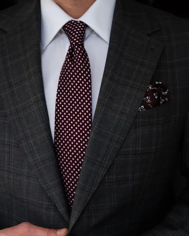Jak dobrać krawat do garnituru: 8 zasad idealnego zestawienia