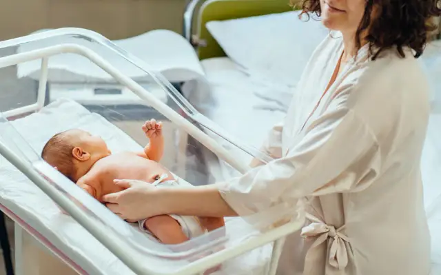 Kiedy do domu po porodzie? Sprawdź, co wpływa na wypis ze szpitala