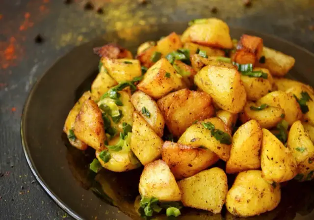Jak zrobić ziemniaki na patelni - prosty przepis na chrupiące danie