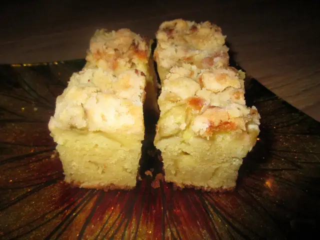 Przepis na ciasto jogurtowe z rabarbarem i kruszonką, które zachwyci każdego