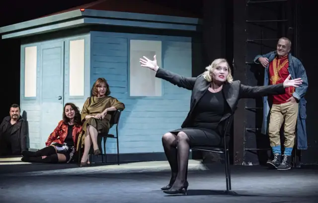 Znani aktorzy teatralni: Gwiazdy ekranu na scenie - Kto zachwyca?