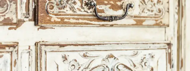 Jak postarzać meble domowymi sposobami: 8 skutecznych technik DIY