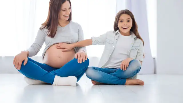 Jak czuć ruchy dziecka w ciąży i kiedy zacząć się niepokoić? Praktyczne porady