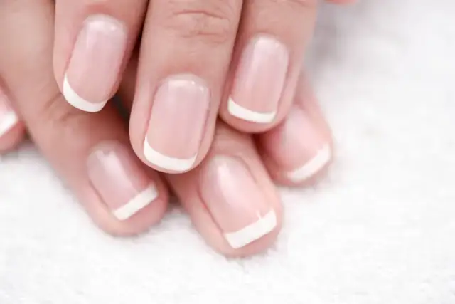 Ile trwa manicure japoński? Czas trwania i co wpływa na długość zabiegu