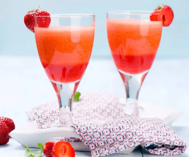 Szybki i prosty koktajl truskawkowy w Thermomix - orzeźwienie na lato