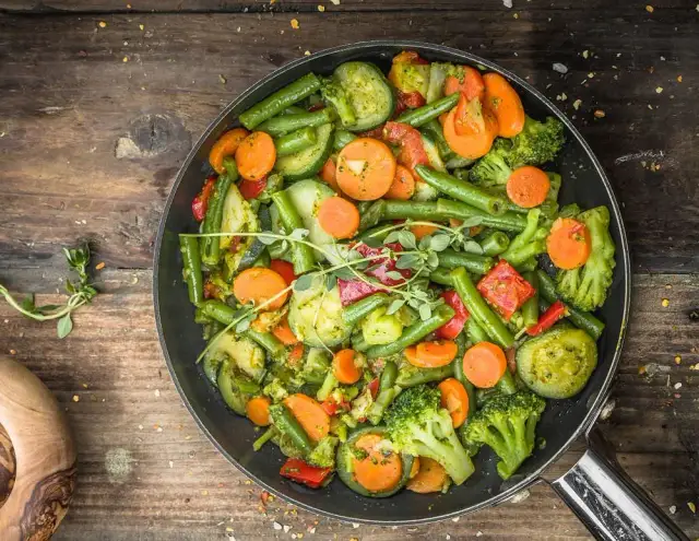 Warzywa na patelnię - prawda o ich wartościach odżywczych i zdrowiu