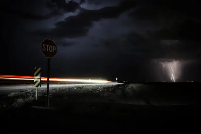 Czy podczas burzy w samochodzie jest bezpiecznie? Oto co musisz wiedzieć