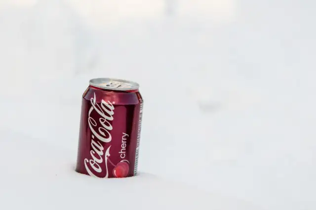 Ile kcal ma cola? Prawda o kaloryczności popularnego napoju