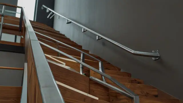 Listwy wykończeniowe do schodów: Opcje i porady montażowe