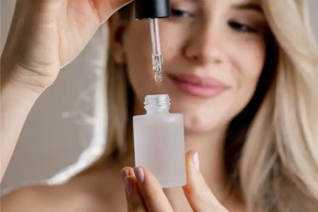 Jak używać serum do włosów, aby uniknąć zniszczeń i uzyskać blask