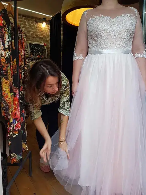 Jak przerobić suknię ślubną na nową kreację – praktyczne porady i inspiracje