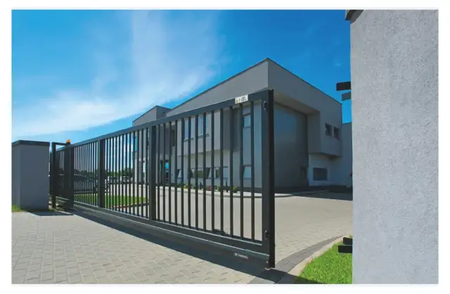 Jaki napęd do bramy przesuwnej wybrać? Porównanie modeli i opinie