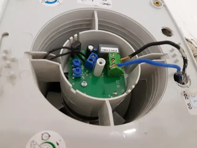 Prosty montaż wentylatora łazienkowego z czujnikiem wilgoci krok po kroku