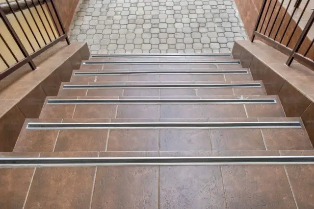 Jakie płytki na schody wybrać, aby zapewnić bezpieczeństwo i styl?