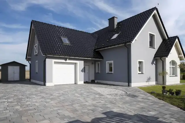 Jak wybrać idealną kostkę brukową do szarej elewacji – porady i inspiracje