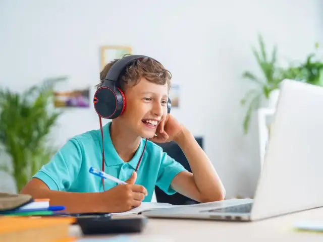 Czy w szkole w chmurze są oceny? Jak działa system oceniania online