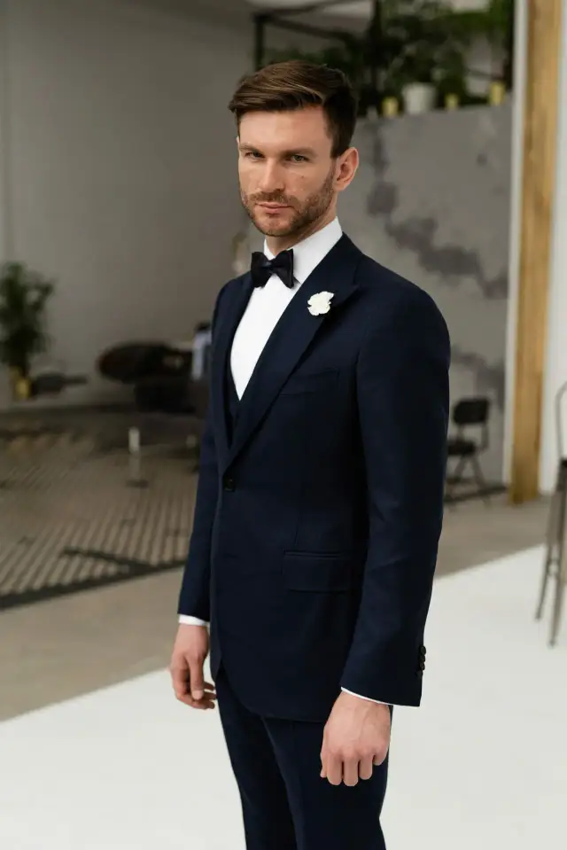 Jak wybrać idealny garnitur na ślub – porady, trendy i najczęstsze błędy