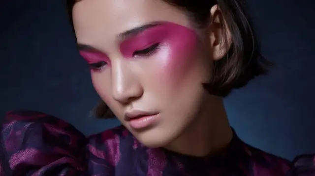 Idealny makijaż do sukienki w kolorze fuksji: triki, które musisz znać