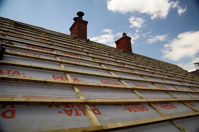 Jak położyć dachówkę krok po kroku i uniknąć najczęstszych błędów