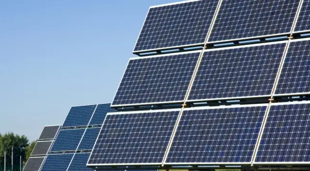 Fotowoltaika dla firm – czy to się opłaca? Korzyści, koszty i praktyczne porady