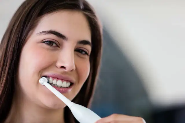 Jak szczoteczki soniczne czyszczą zęby?