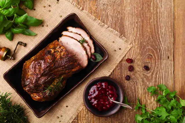 Jakie przyprawy do karkówki pieczonej w rękawie, aby zachwycić smakiem?