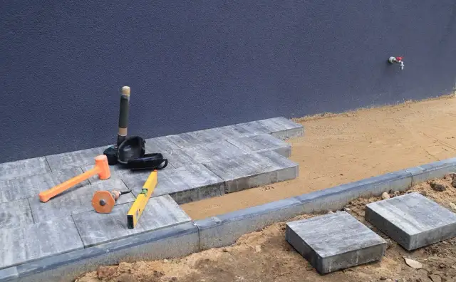 Piasek czy żwir pod kostkę brukową? Który wybrać, by uniknąć błędów i oszczędzić czas