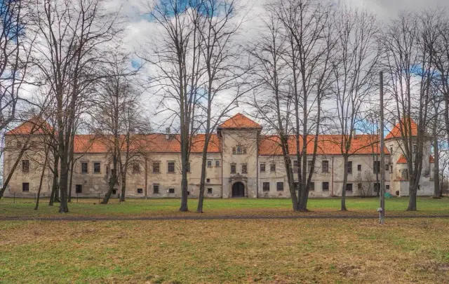 Zamek w Bykach: Historia, architektura i tajemnice rodu Jaxa-Bykowskich