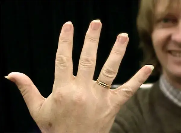 Jak grać na ukulele z długimi paznokciami i uniknąć trudności z techniką