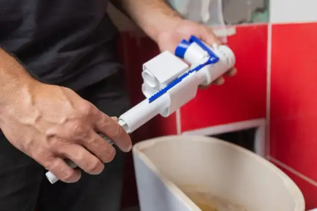 Jak naprawić spłuczkę do wc - proste kroki, które uratują Twój budżet