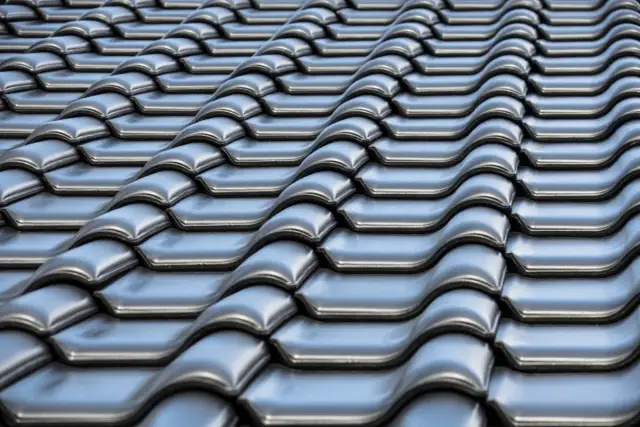 Czym pokryć dach domku na działce, aby uniknąć kosztownych napraw?