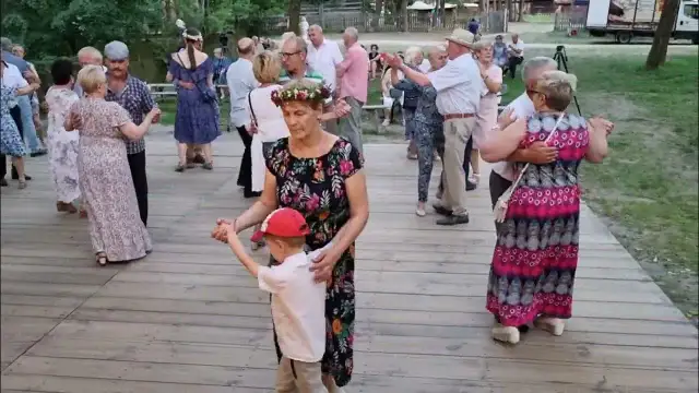 Muzyka z dzieciństwa babci – piosenki, które łączą pokolenia i wzruszają