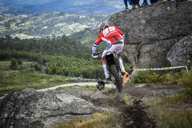 Super Enduro co to jest? Poznaj emocjonujący świat motocykli enduro