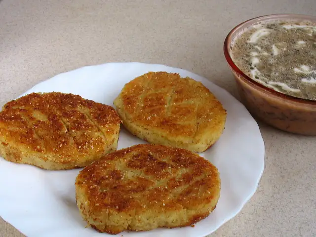 Sos pieczarkowy z czym podawać? Odkryj najlepsze połączenia smakowe