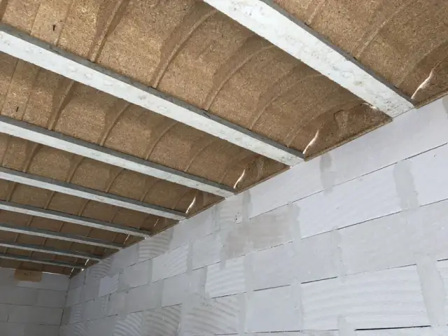 Jaki strop do domu parterowego bez poddasza? Porównanie 3 typów